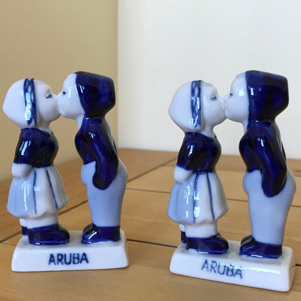 Dutch Blue Delft Kissing Couple ARUBA Ceramic Figurines 3.5" Set of 2